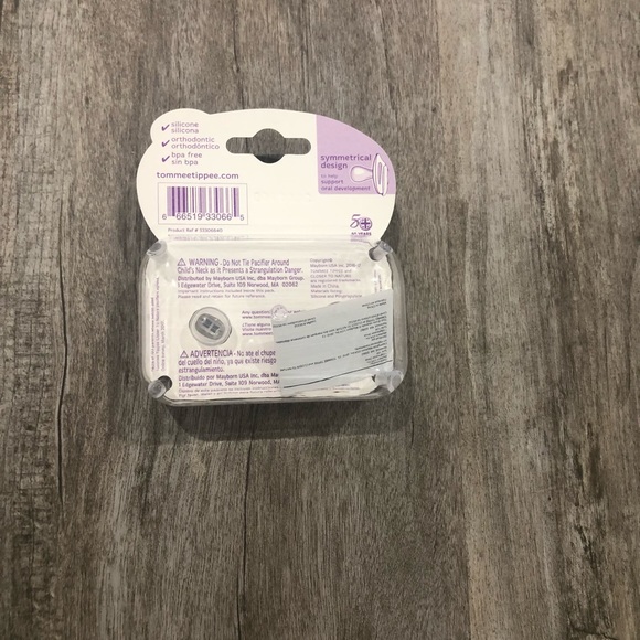 Tommee Tippee BPS Free/glow in the dark set of 2 pacifiers. Brand New in case. - Picture 2 of 3